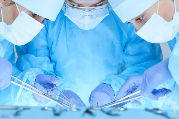 Κοντινό πλάνο της ιατρικής ομάδας που εκτελεί την επιχείρηση. Η ομάδα των χειρουργών στη δουλειά είναι απασχολημένη με τους ασθενείς. Ιατρική, κτηνιατρική ή υγειονομική περίθαλψη και καταστάσεις έκτακτης ανάγκης στο νοσοκομείο — Φωτογραφία Αρχείου