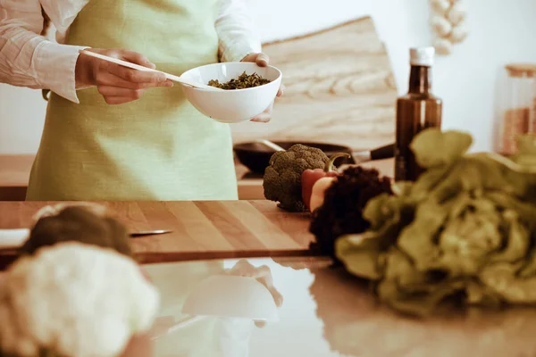모르는 손으로 부엌에서 요리하고 여자는 샐러드로 바쁩니다 건강에 식사와 식품의 — 스톡 사진