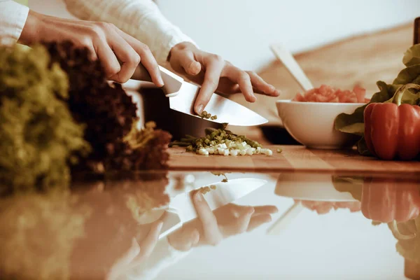 모르는 손으로 부엌에서 요리하고 양파를 건강에 식사와 식품의 — 스톡 사진