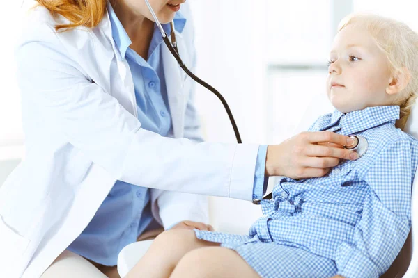 Šťastný usměvavý dětský pacient při běžné lékařské prohlídce. Doktor a pacient na klinice. Medicína, koncepce zdravotní péče — Stock fotografie