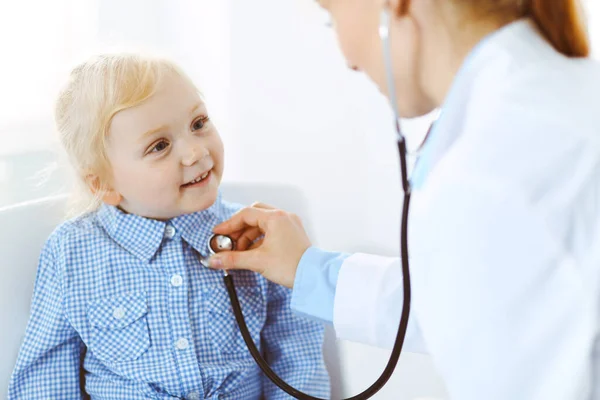 Glad leende barn patient vid vanlig läkarundersökning. Läkare och patient på kliniken. Medicin, hälso- och sjukvård — Stockfoto