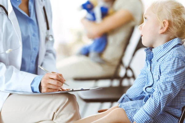 Glad leende barn patient vid vanlig läkarundersökning. Läkare och patient på kliniken. Medicin, hälso- och sjukvård — Stockfoto