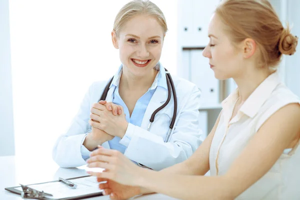 Docteur et patient parlant dans le bureau de l'hôpital assis au bureau. Soins de santé et service à la clientèle en médecine — Photo