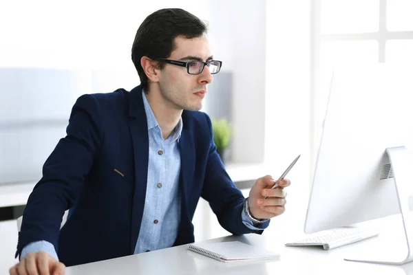 Homme d'affaires travaillant avec l'ordinateur dans un bureau moderne. Prise de vue de l'entrepreneur masculin ou du directeur d'entreprise sur le lieu de travail. Concept d'entreprise — Photo