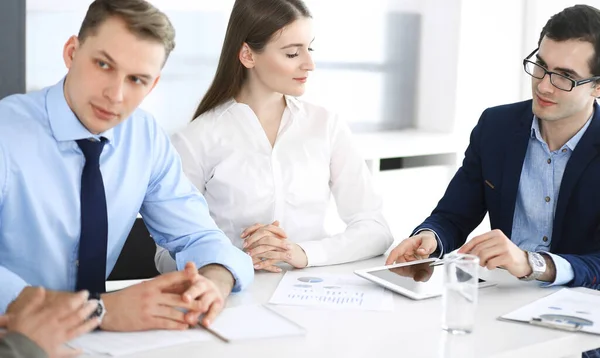 Grupo Empresarios Discutiendo Preguntas Reunión Oficina Moderna Tiro Cabeza Negociación —  Fotos de Stock