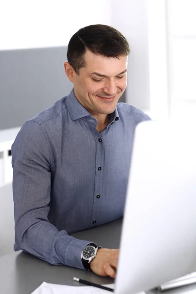 Homme d'affaires travaillant avec l'ordinateur dans un bureau moderne. Prise de vue de l'entrepreneur ou du directeur de l'entreprise sur le lieu de travail. Concept d'entreprise — Photo