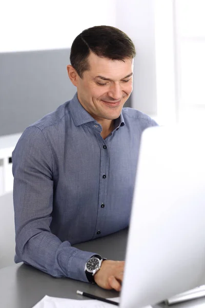 Empresario que trabaja con la computadora en la oficina moderna. Imagen de empresario masculino o director de empresa en el lugar de trabajo. Concepto empresarial —  Fotos de Stock