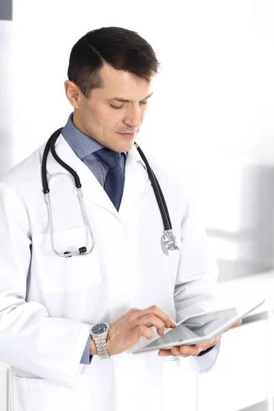 Γιατρός άνθρωπος χρησιμοποιώντας τον υπολογιστή tablet για δικτυακή έρευνα ή εικονική θεραπεία ασθενειών. Τέλεια ιατρική υπηρεσία στην κλινική. Ευτυχές μέλλον για τη σύγχρονη ιατρική, τα ιατρικά δεδομένα και τις έννοιες υγειονομικής περίθαλψης — Φωτογραφία Αρχείου