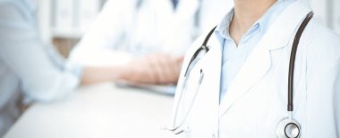 Bilinmeyen bir grup doktor klinikte otururken koronavirüs salgınını durdurmak için sorunları tartışıyor. Tıp konsepti