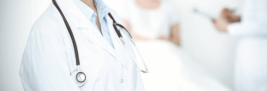 Steteskopla dik duran kimliği belirsiz kadın doktor, yakın plan. Tıbbi ekip koronavirüs salgınını durdurmaya hazır. Tıp konsepti