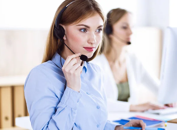 Portrait de l'opérateur du centre d'appels au travail. Groupe de personnes dans un casque prêt à aider les clients. Concept d'entreprise — Photo