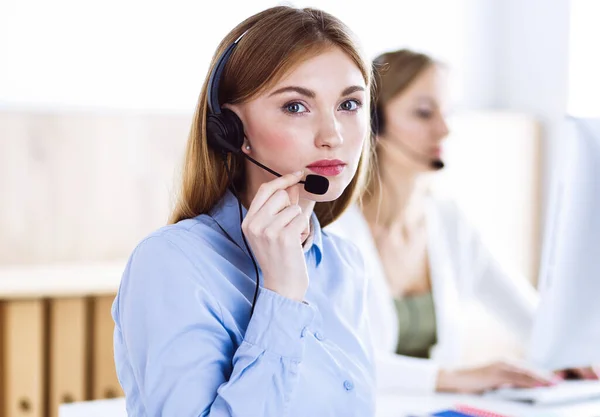 Portrait de l'opérateur du centre d'appels au travail. Groupe de personnes dans un casque prêt à aider les clients. Concept d'entreprise — Photo