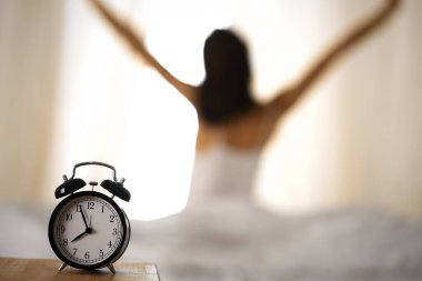 Kadın uyandıktan sonra yatakta ellerini uzatıyor, güneş parlıyor. Esmer, mutlu ve rahat bir gece uykusundan sonra bir güne giriyor. Yeni bir gün ve neşeli bir hafta sonu kavramı