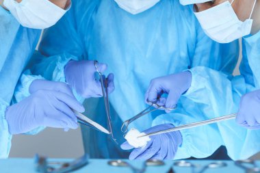 Tıbbi ekibin operasyon için yakın plan çekimleri. Bir grup cerrah hastalarıyla meşgul. Hastanede tıp, veterinerlik veya sağlık hizmetleri ve acil servis