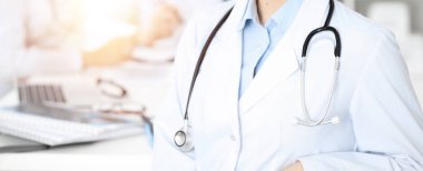 Bilinmeyen bir grup doktor klinikte otururken koronavirüs salgınını durdurmak için sorunları tartışıyor. Tıp konsepti