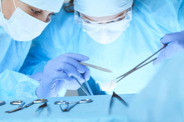 Крупный план работы медицинской бригады. Группа хирургов на работе занята пациентами. Медицина, ветеринария или здравоохранение и неотложная помощь в больнице