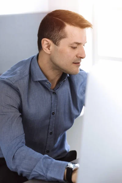 Zakenman werkt met computer in modern zonnig kantoor. Hoofdfoto van mannelijke ondernemer of bedrijfsleider op het werk. Bedrijfsconcept — Stockfoto