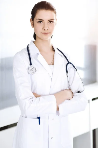 Doctora mujer alegre sonriendo a la cámara. Servicio médico perfecto en la clínica. Futuro feliz en medicina y salud — Foto de Stock