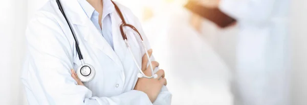 Mujer-médico desconocida de pie con estetoscopio, de cerca. Equipo médico listo para detener la pandemia de coronavirus. Concepto de medicina — Foto de Stock