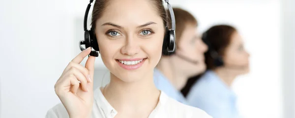 呼叫中心在办公室里工作的耳机里有各种各样的客户服务操作员。业务概念 免版税图库照片