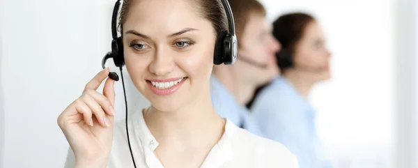 呼叫中心在办公室里工作的耳机里有各种各样的客户服务操作员。业务概念 图库照片