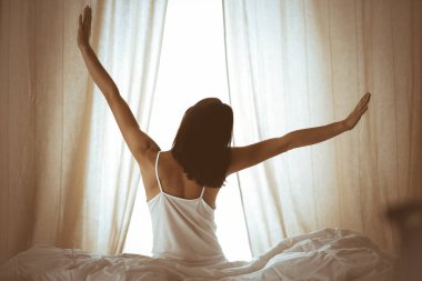 Kadın uyandıktan sonra yatakta ellerini uzatıyor, güneş parlıyor. Esmer, mutlu ve rahat bir gece uykusundan sonra bir güne giriyor. Yeni bir gün ve neşeli bir hafta sonu kavramı