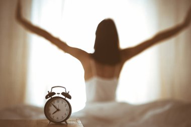 Kadın uyandıktan sonra yatakta ellerini uzatıyor, güneş parlıyor. Esmer, mutlu ve rahat bir gece uykusundan sonra bir güne giriyor. Yeni bir gün ve neşeli bir hafta sonu kavramı