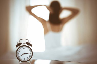 Kadın uyandıktan sonra yatakta ellerini uzatıyor, güneş parlıyor. Esmer, mutlu ve rahat bir gece uykusundan sonra bir güne giriyor. Yeni bir gün ve neşeli bir hafta sonu kavramı