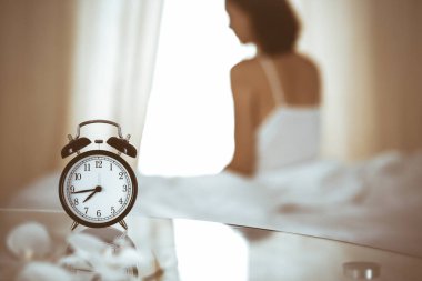 Kadın uyandıktan sonra yatakta ellerini uzatıyor, güneş parlıyor. Esmer, mutlu ve rahat bir gece uykusundan sonra bir güne giriyor. Yeni bir gün ve neşeli bir hafta sonu kavramı