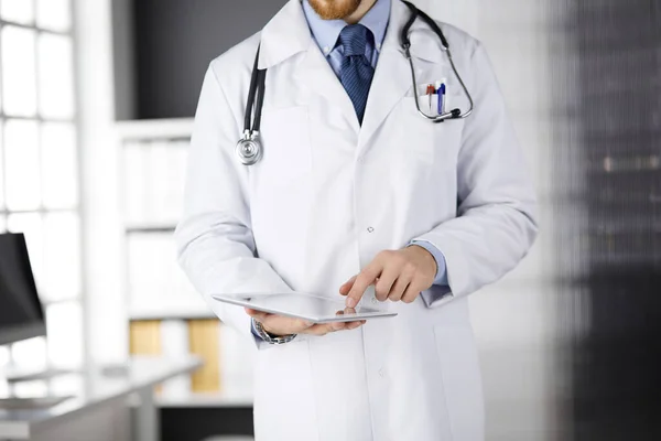 Klinikte tablet bilgisayar kullanan erkek doktor, yakın plan. Hastanede mükemmel bir tıbbi hizmet. Tıp ve sağlık hizmetleri kavramı — Stok fotoğraf