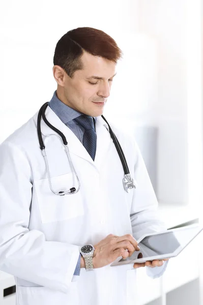 네트워크 연구나 가상 질병 치료를 위해 태블릿 컴퓨터를 사용하는 의사. 완벽 한 의료 서비스죠. 현대 의학의 행복 한 미래, 의료 정보와 건강 관리 개념 — 스톡 사진
