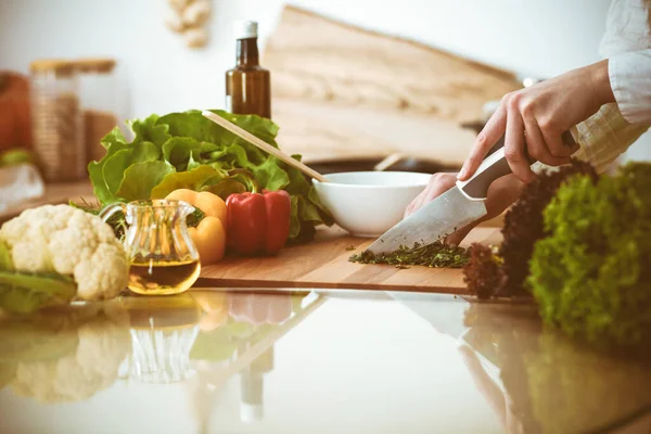 Manos humanas desconocidas cocinando en la cocina. La mujer está ocupada con la ensalada de verduras. Comida saludable y concepto de comida vegetariana —  Fotos de Stock