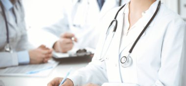 Bilinmeyen bir grup doktor klinikte otururken koronavirüs salgınını durdurmak için sorunları tartışıyor. Tıp konsepti