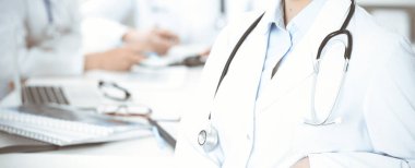 Bilinmeyen bir grup doktor klinikte otururken koronavirüs salgınını durdurmak için sorunları tartışıyor. Tıp konsepti