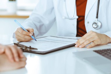 Bilinmeyen bir kadın-doktor hastaya danışmanlık yapıyor ve tıbbi geçmişi olan bir dosya kullanıyor. Tıp konsepti