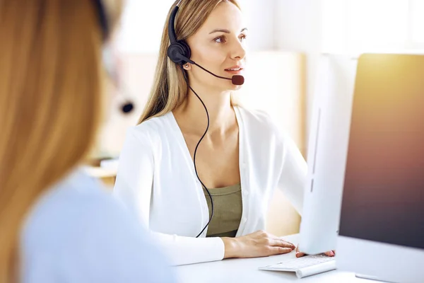 Portrait de l'opérateur du centre d'appels au travail dans un bureau ensoleillé. Groupe de personnes dans un casque prêt à aider les clients. Concept d'entreprise — Photo