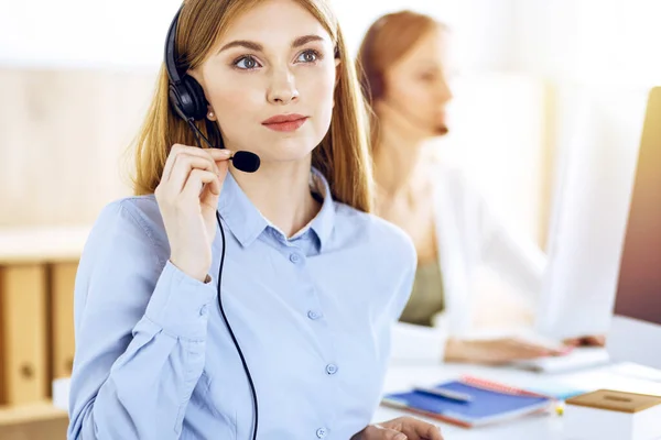 Retrato del operador del centro de llamadas en el trabajo en la oficina soleada. Grupo de personas en un auricular listo para ayudar a los clientes. Concepto empresarial — Foto de Stock