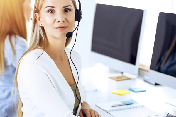 Portrait de l'opérateur du centre d'appels au travail dans un bureau ensoleillé. Groupe de personnes dans un casque prêt à aider les clients. Concept d'entreprise — Photo