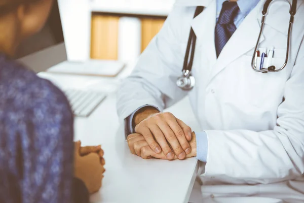 Amigável médico de barba vermelha tranquilizando sua paciente, close-up. Ética médica e conceito de confiança, tema da medicina — Fotografia de Stock