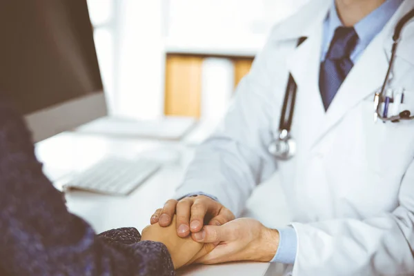 Amigável médico de barba vermelha tranquilizando sua paciente, close-up. Ética médica e conceito de confiança, tema da medicina — Fotografia de Stock