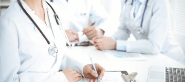 Bilinmeyen bir grup doktor klinikte otururken koronavirüs salgınını durdurmak için sorunları tartışıyor. Tıp konsepti