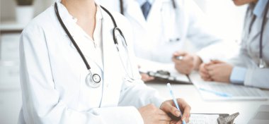 Bilinmeyen bir grup doktor klinikte otururken koronavirüs salgınını durdurmak için sorunları tartışıyor. Tıp konsepti