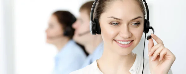 呼叫中心在办公室里工作的耳机里有各种各样的客户服务操作员。业务概念 免版税图库图片