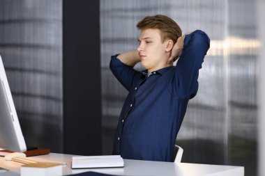 Genç sarışın işadamı ve programcı bilgisayarla sıkı çalıştıktan sonra el sıkışıyorlar. Girişim işi başarıya götürür