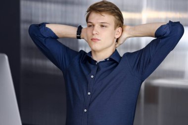 Mutlu sarışın işadamı ve programcı bilgisayarla sıkı çalıştıktan sonra el sıkışıyor. Girişim işi başarıya götürür