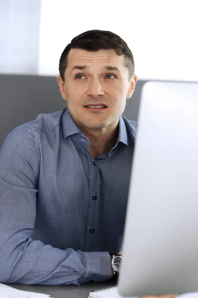 Zakenman werkt met computer in modern kantoor. Hoofdfoto van mannelijke ondernemer of bedrijfsleider op het werk. Bedrijfsconcept — Stockfoto