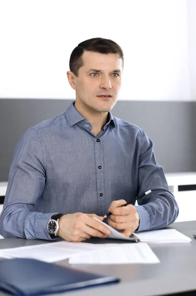 Empresário trabalhando com computador no escritório moderno. Headshot do empresário masculino ou diretor da empresa no local de trabalho. Conceito de negócio — Fotografia de Stock