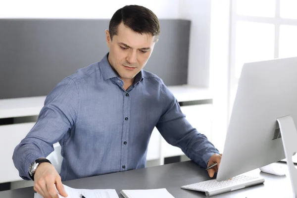 Homme d'affaires travaillant avec l'ordinateur dans un bureau moderne. Prise de vue de l'entrepreneur ou du directeur de l'entreprise sur le lieu de travail. Concept d'entreprise — Photo