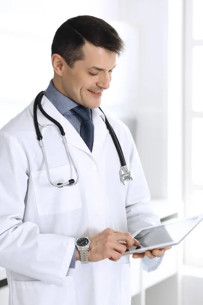 Homem médico usando computador tablet para pesquisa em rede ou tratamento de doenças virtuais. Serviço médico perfeito na clínica. Futuro feliz para a medicina moderna, dados médicos e conceitos de saúde — Fotografia de Stock