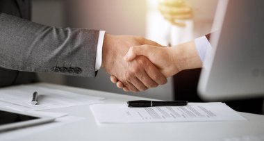 İş adamları el sıkışıyorlar. Güneşli ofiste kontrat imzalıyorlar. Kapanış. El sıkışma ve pazarlama